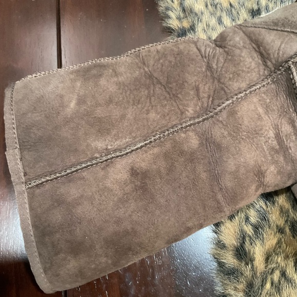 UGG CLASSIC CHOCOLATE BROWN LEATHER BOOTS - Picture 8 of 12